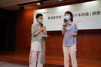 「十本好讀」顧問小組成員何紫薇（右）認為，能寫的老師不妨多寫，以吸引學生閱讀。