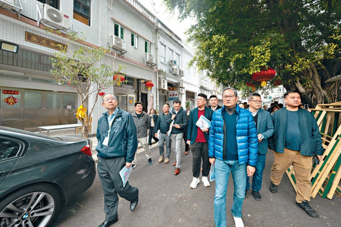 立法会议员视察沙头角新楼街。