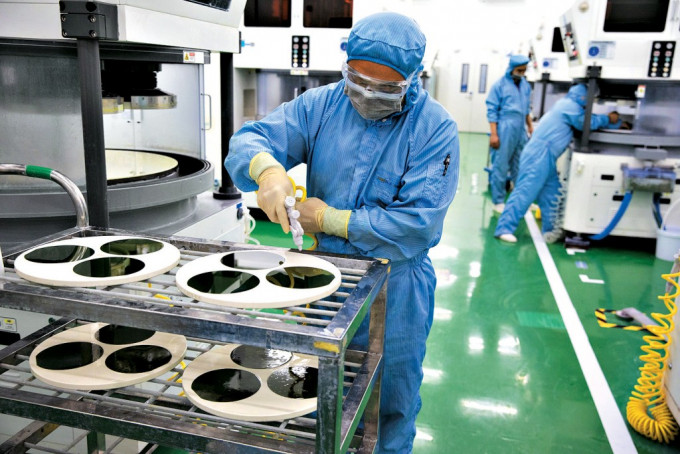 特朗普要求对进口的加工关键矿产及其衍生产品包括半导体晶圆及电动车等，展开国家安全调查。
