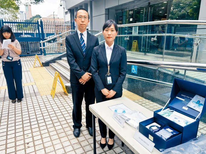 尖沙咀分区杂项调查队主管督察薛嘉泳(右)及衞生处署任首席牙医毕羽田医生讲述联合行动经过。