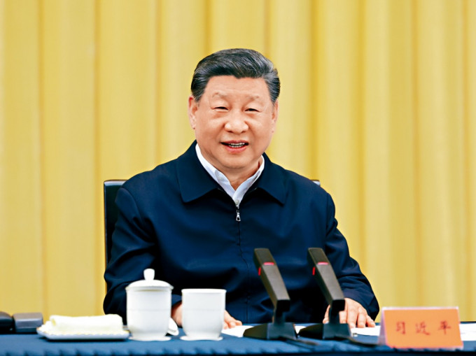 习近平在上海主持座谈会并讲话。