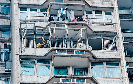 消防員進入發生懷疑氣體爆炸單位清除危險窗框。