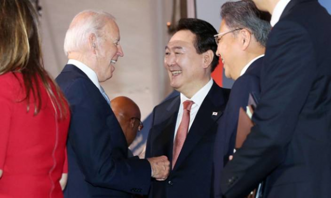 拜登和尹锡悦短暂会面。