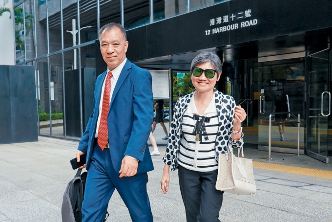 女医生蔡淑梅（右）被控17项不诚实取用电脑罪及一项洗黑钱罪，另与已退休丈夫白伟雄（左）被控6项洗黑钱罪。