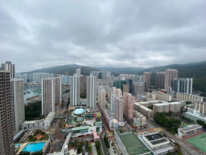 中層套3房單位外望開揚海景。