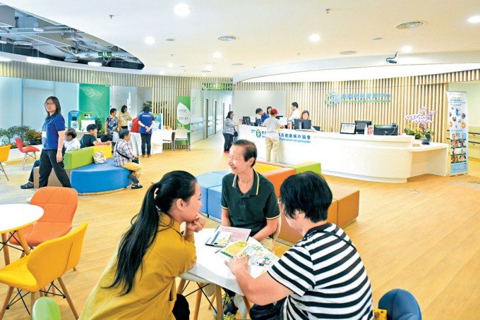 政府于全港各区设立地区康健中心及属过渡性质的地区康健站，惟事隔6年，有8区康健站仍未「升级」。