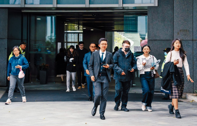 公务员事务局局长杨何蓓茵强调，约4成公务员没有增薪点。