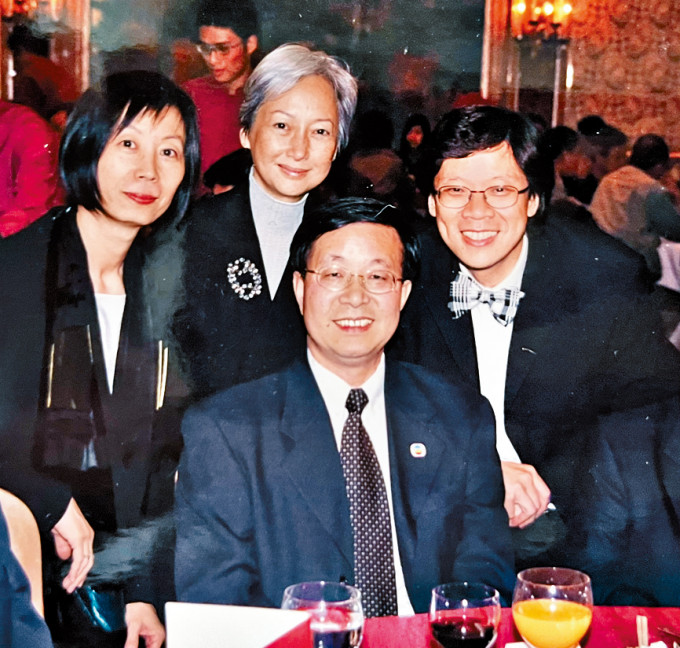 曾醒明獲頒發無綫電視服務30周年大獎時，與時任上司陳志雲合照。
