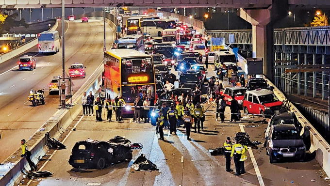 西九龍公路涉及6車嚴重車禍，釀成3死4傷，涉事黑色私家車變成廢鐵，橫亘路中。