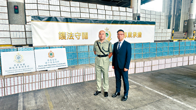 海关税收罪案调查科税收调查第一组指挥官林泽麟（右）及港口及海域科货柜货物检查组指挥官陈梦廸，讲述案情。