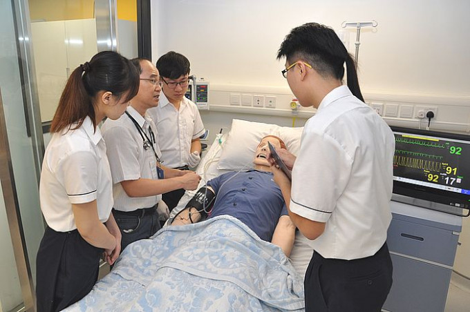 除了理工大學外、公開大學、東華學院及明愛專上學院，均有提供物理治療學學士學位課程。