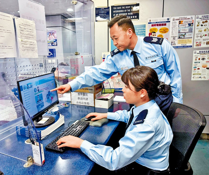 驻守大屿山北分区军装巡逻小队的警长沈永祥(站立者)和警员高佩诗的日常工作包括为前来报案室求助的市民提供协助。