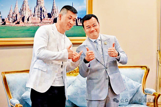 泰國旅遊與體育部部長索拉翁（右）歡迎太原老葛（左）。
