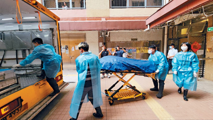 女子倒毙在屋内，仵工到场舁走尸体。圆图为死者母亲。