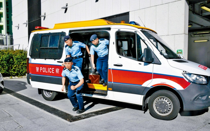 警長溫浩倫（左下）、警員曾學輝（右）及蔣紫健（左上）的日常工作包括反罪惡巡邏和處理危急案件。