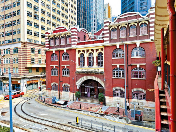 逾百年历史的西港城将进行大维修，「花布街」布商最迟11月初撤离。