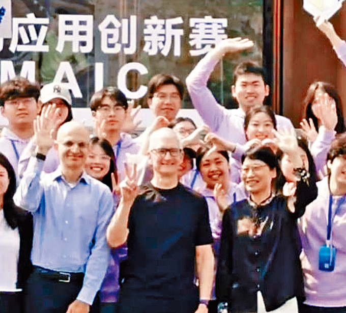 库克和浙江大学师生合影。