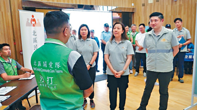 民政事务总署署长杜洁丽（中）视察在沙头角举行代号「北宿」的演习，听取北区关爱队负责的工作。