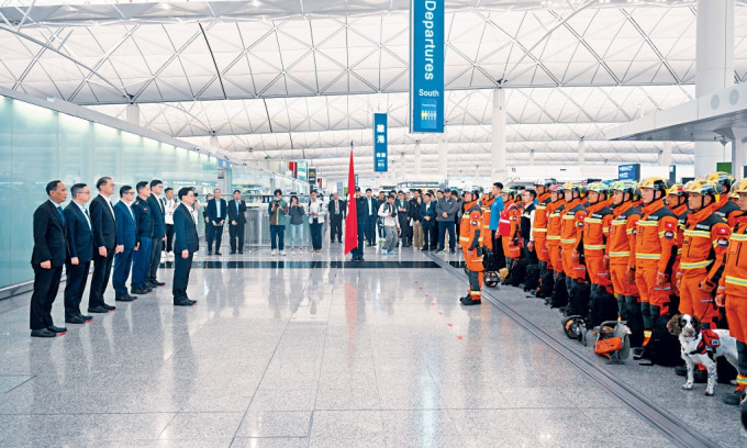 特區救援隊昨日啟程赴緬甸搜救，特區政府昨午在香港國際機場舉行授旗儀式。