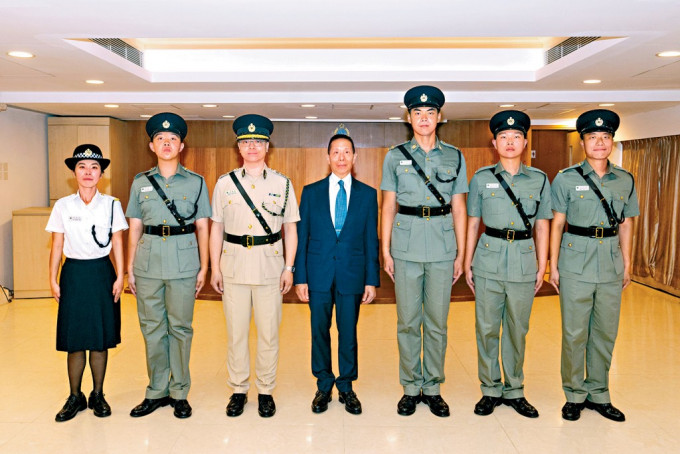 惩教署署长黄国兴（左三）和会操检阅官邓日燊（中）与获颁最优秀学员「院长盾」及「金笛奖」的得奖者合照。