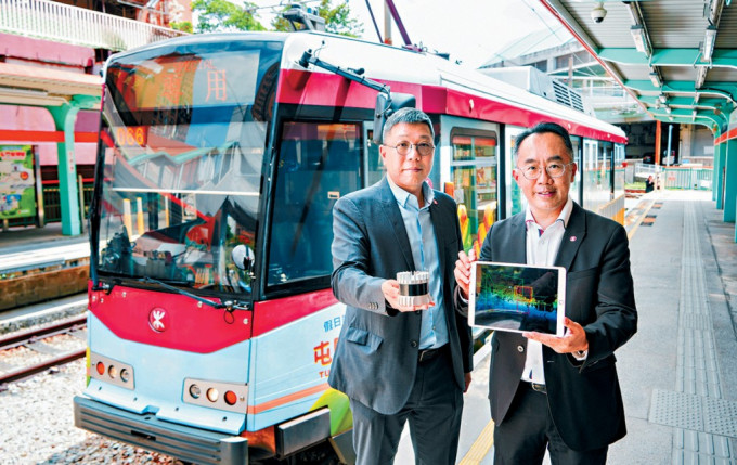 「树木监察系统」可透过光学雷达收集铁路沿线树木的数据，再进行人工智能分析，以加强预防性树木管理。右起：港铁公司车务工程服务及创科总管陈庆强、港铁公司营运主管（屯马线，轻铁及巴士）陈志雄。